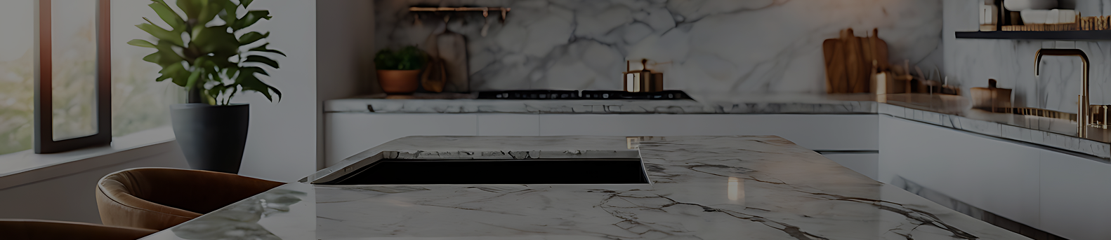 Cocina moderna con mesón de mármol